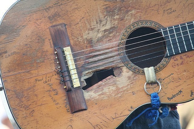 Trigger: The story of Willie Nelson&#39;s beloved guitar | Stringjoy