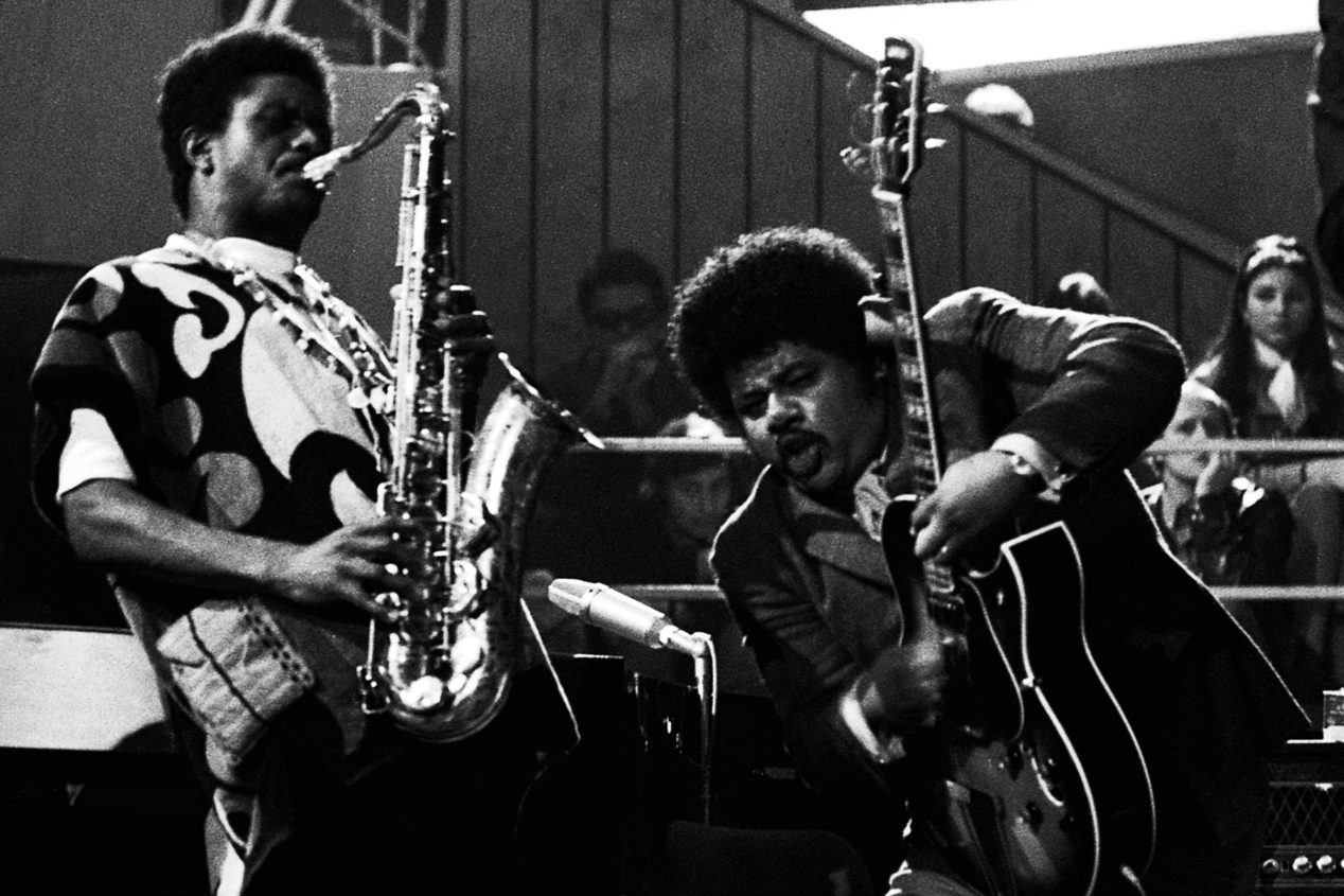 Photo of Pharaoh Sanders (left) and Sonny Sharrock (right) performing onstage.